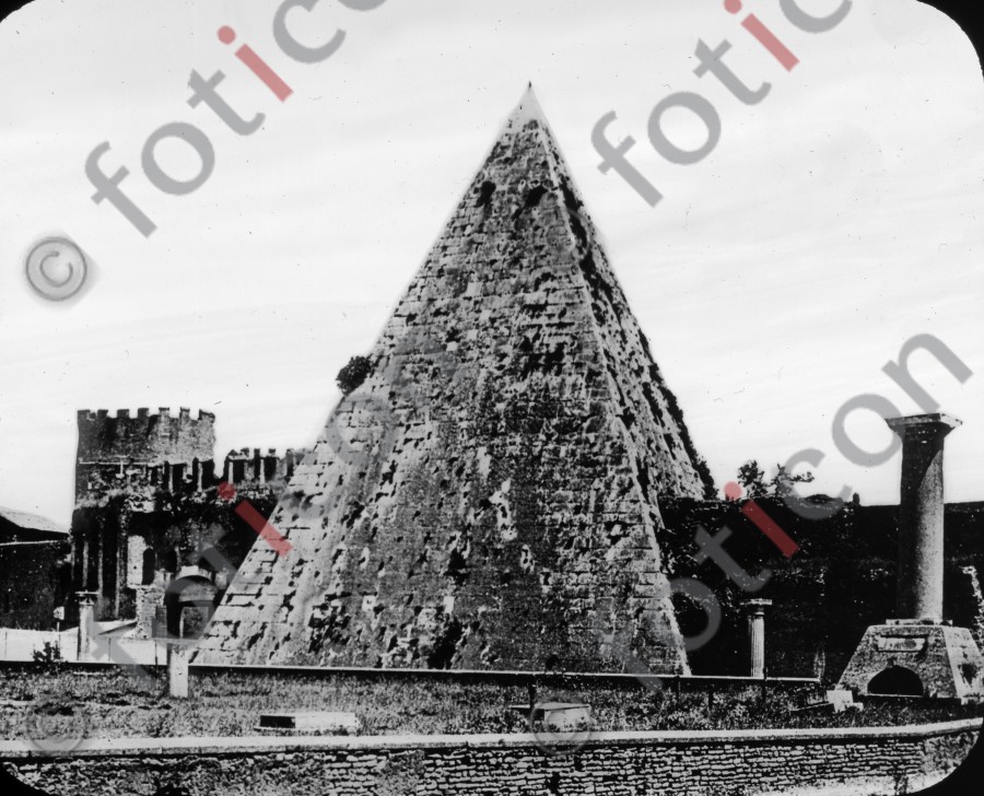 Pyramide des Caius Cestius | Pyramid of Caius Cestius - Foto simon-107-004-sw.jpg | foticon.de - Bilddatenbank für Motive aus Geschichte und Kultur